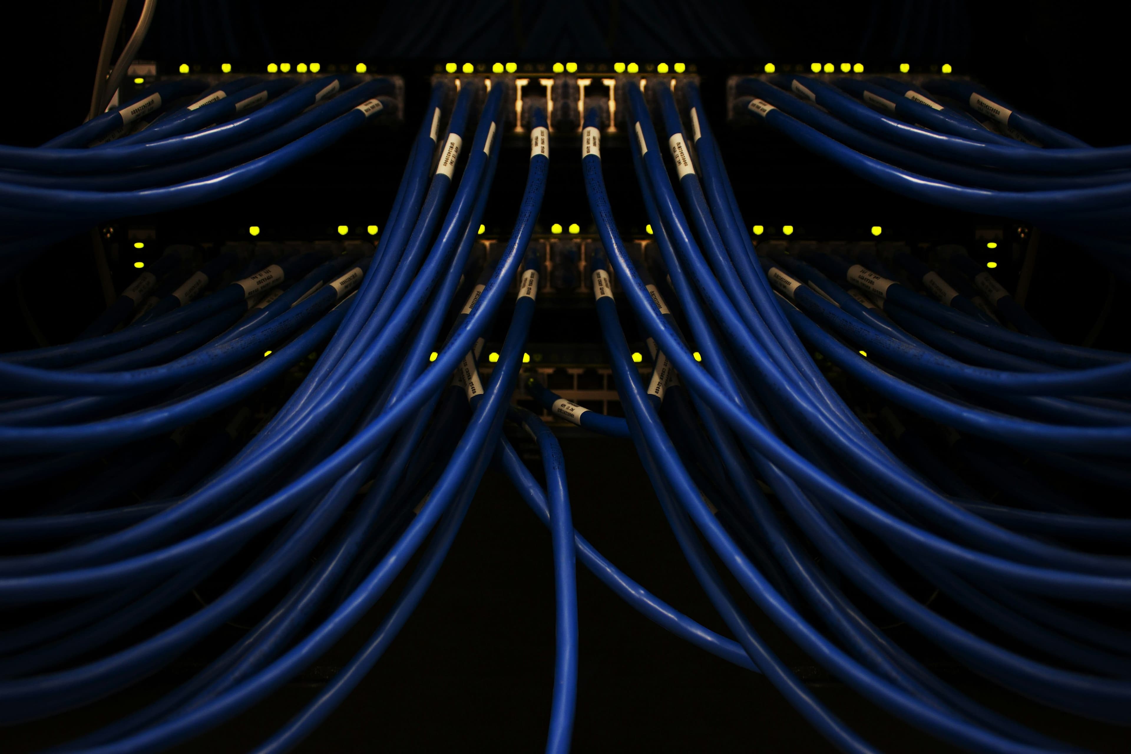 Security-Analyst untersucht Logdaten auf einem Bildschirm