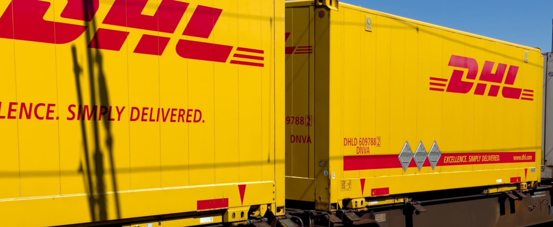 Logistikteam koordiniert globale Lieferketten an großen Echtzeitbildschirmen