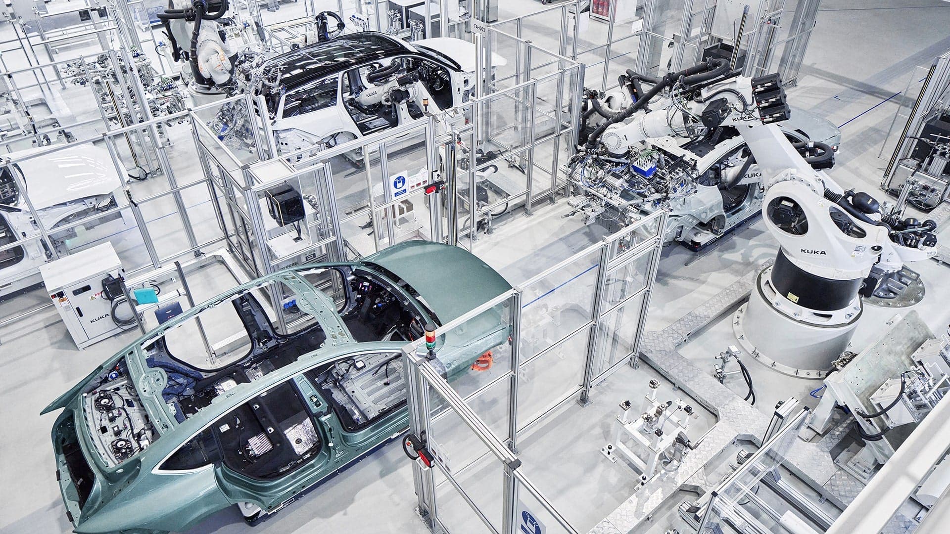Mitarbeiter an einer industriellen Steuerkonsole