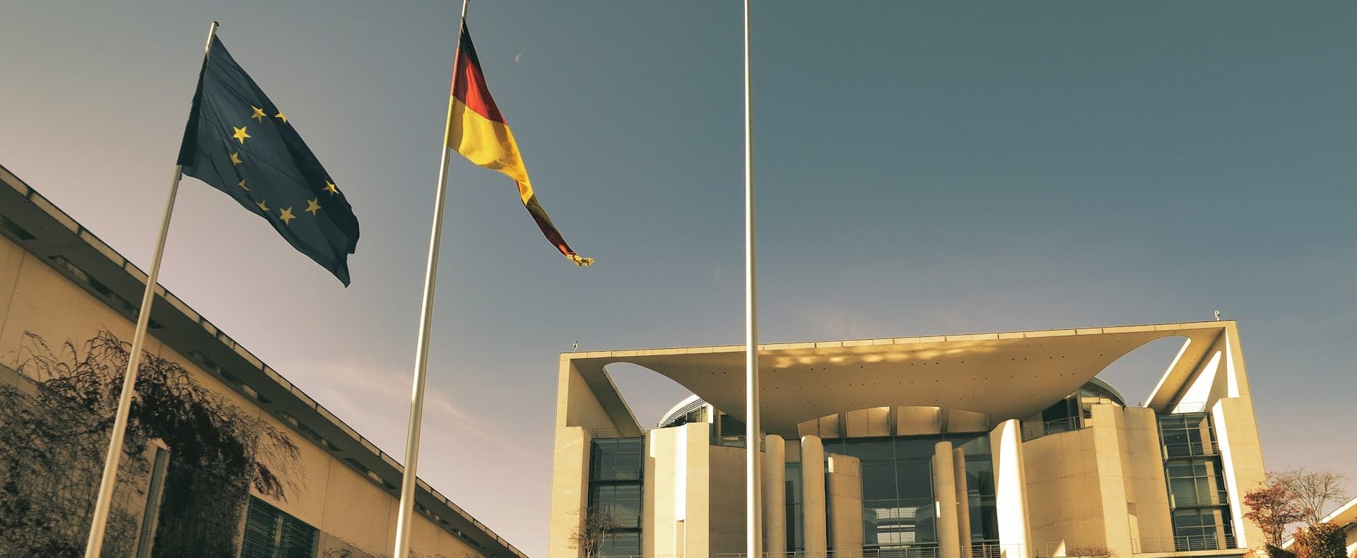 Behördenmitarbeitende arbeiten gemeinsam an einer digitalen Verwaltungsplattform