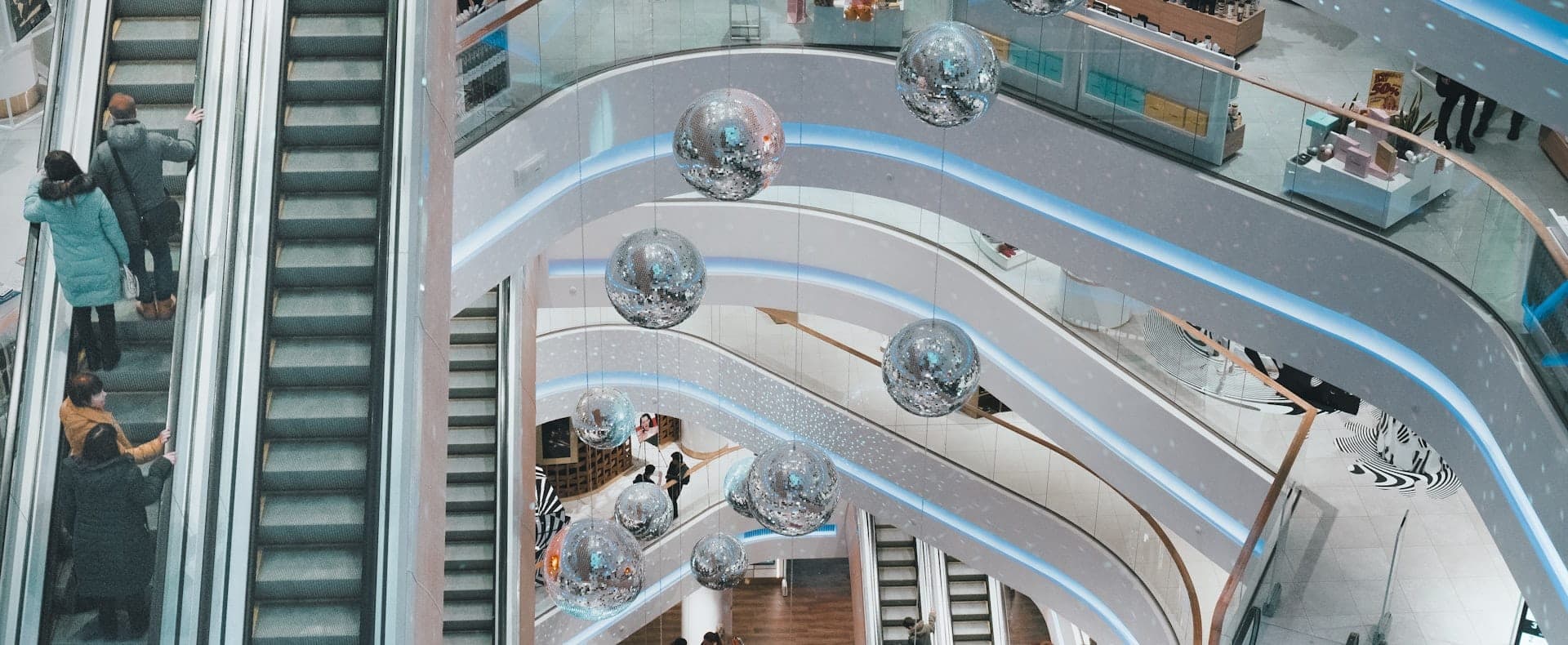 Team arbeitet an einer Retail-Strategie mit Daten-Dashboards