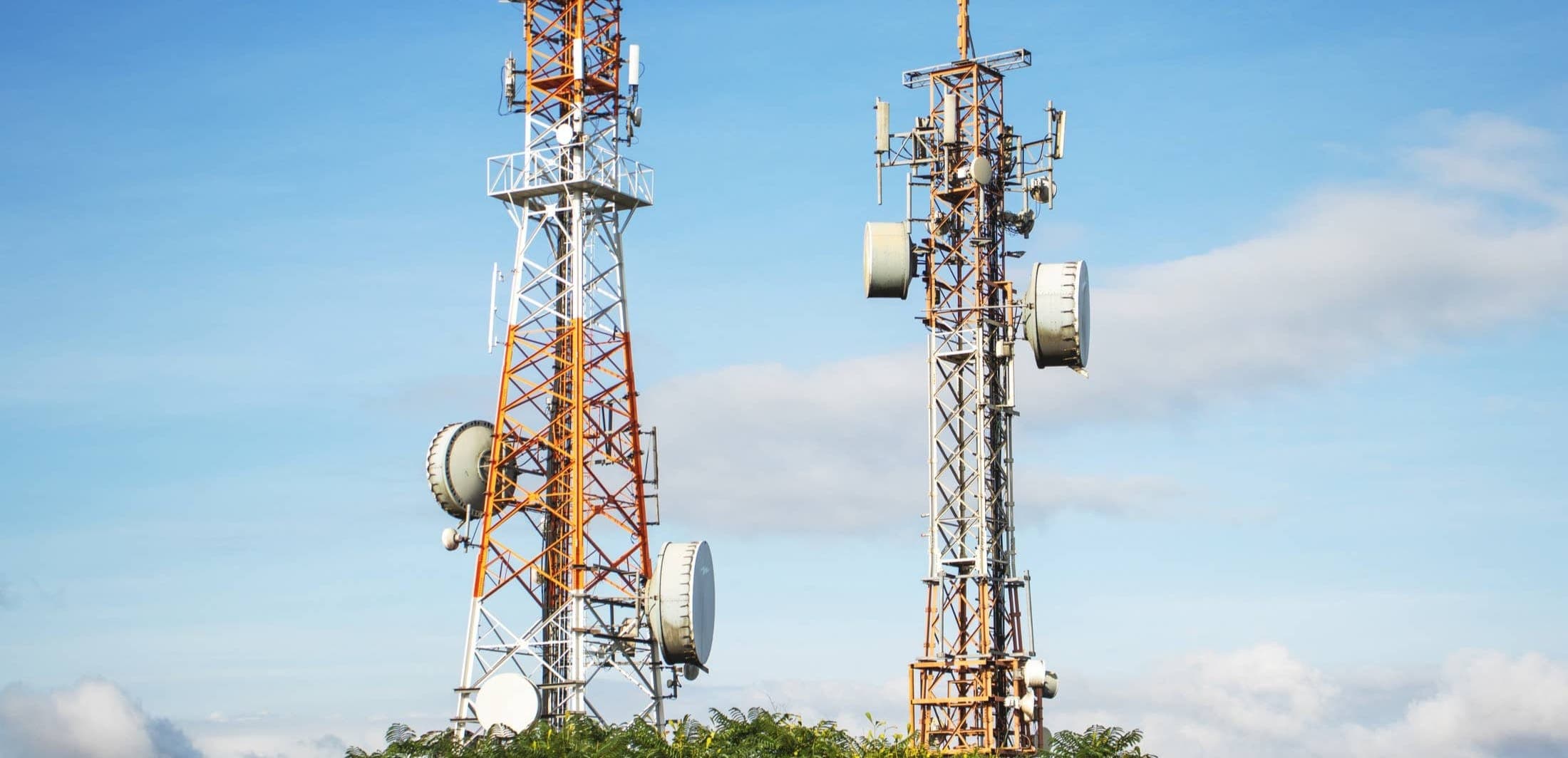 Rechenzentrum mit Glasfaserverbindungen und Netzwerküberwachung
